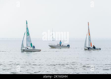 NEW ORLEANS, LA, USA - 16 FEBBRAIO 2019: Piccola regata a vela sul lago Pontchartrain con due barche competitive, un monitor e nebbia sullo sfondo Foto Stock