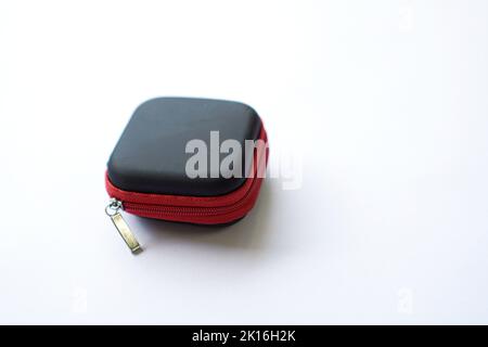 custodia in pelle sintetica per riporre gli auricolari isolati sul bianco Foto Stock