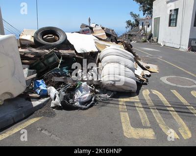 La Palma, Spagna. 24th ago, 2022. La spazzatura si trova in una città della Valle di Aridane. L'eruzione vulcanica è stata la più lunga della storia conosciuta dell'isola delle Canarie. (A dpa-Kor 'eruzione vulcanica un anno fa: Speranza e rabbia su la Palma') Credit: Jan-Uwe Ronneburger/-/dpa/Alamy Live News Foto Stock