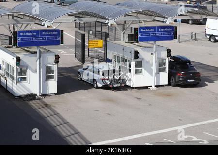 Helsinki, Finlandia - 20 agosto 2022: Le auto sono al gate di check-in per il traghetto della linea Silja per Stoccolma. Foto Stock