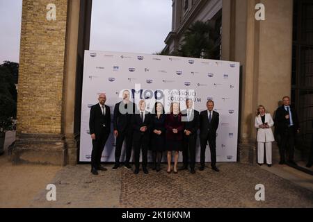 Potsdam, Brandeburgo, Germania. 15th Set, 2022. Brandeburgo: M100 Media Award al popolo ucraino ''“ il Dr. Wladimir Klitschko accetta il premio per suo conto a Potsdam. La foto mostra Moritz van DÃ¼lmen (M100), Wladimir Klitschko, Cancelliere OLAF Scholz, Vjosa Osmani-Sadriu (Repubblica Presidenziale del Kosovo), Ambasciatore degli Stati Uniti Amy Gutmann, Mike Schubert (Sindaco di Donald Tussdam) (Ex presidente della Polonia) di fronte a una Photo Wall nell'Orangerie del Parco Sanssouci a Potsdam. Credit: ZUMA Press, Inc./Alamy Live News Foto Stock