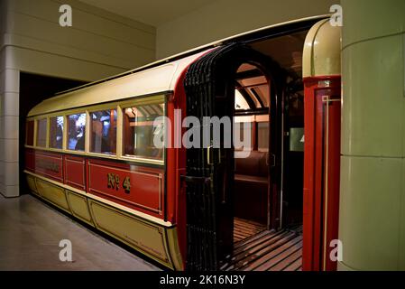 Una carrozza vintage della metropolitana di Glasgow nel Riverside Museum, Glasgow, Scozia, Regno Unito Foto Stock