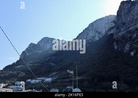 Capri - Scorcio del Monte Solaro da Via Palazzo a Mare Foto Stock