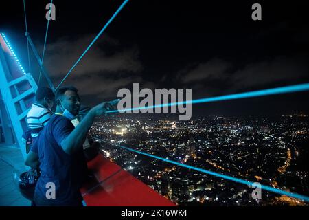 Colombo, Sri Lanka. 15th Set, 2022. La gente visita la piattaforma di osservazione della Torre del loto a Colombo il 15 settembre 2022. (Credit Image: © Krishan Kariyawasam/Pacific Press via ZUMA Press Wire) Credit: ZUMA Press, Inc./Alamy Live News Foto Stock