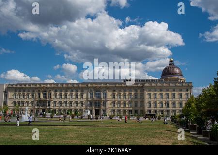 Berlino, Germania 28 giugno 2022, la vista del Lustgarten e il Museo d'Arte Asiatica Foto Stock