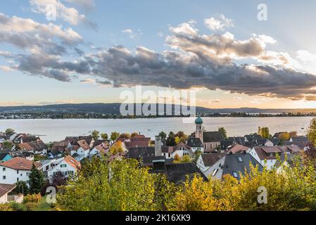 Vista su Allenbach am Bodensee verso l'isola di Reichenau al crepuscolo, Baden-Wuerttemberg, Germania Foto Stock
