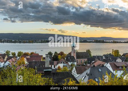 Vista su Allenbach am Bodensee verso l'isola di Reichenau al crepuscolo, Baden-Wuerttemberg, Germania Foto Stock