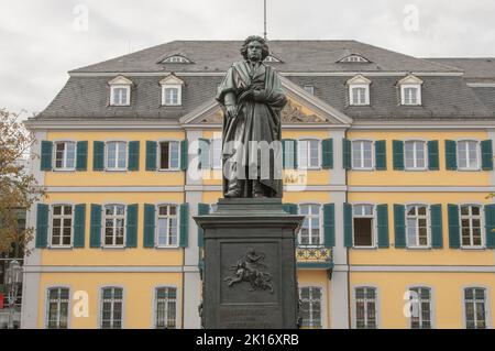 Bonn Settembre 2022: Il monumento di Beethoven a Münsterplatz a Bonn commemora il figlio più famoso della città, il compositore Ludwig van Beethoven. Foto Stock