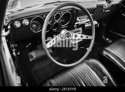 Primo piano sul volante e sul cockpit della vecchia auto d'epoca. Immagine in stile retrò di una vecchia autoradio all'interno di auto classica Chevrolet-Settembre 9, 2022-Vancouve Foto Stock