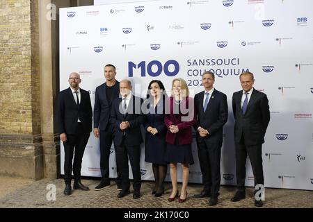 15/09/2022, Potsdam, Germania. (L-R) Moritz Van Duelmen, amministratore delegato di Potsdam Media International e.V., ex pugilato ucraino Wladimir Klitschko, cancelliere tedesco OLAF Scholz, Vjosa Osmani, presidente del Kosovo, Amy Gutmann, ambasciatore degli Stati Uniti in Germania, Mike Schubert, sindaco di Potsdam e Donald Tusk, Il leader del partito della piattaforma Civica posa per i fotografi prima della cerimonia del Media Award M100, parte della Conferenza Media M100 per la democrazia e la libertà di stampa, a Potsdam, a sud-ovest della capitale tedesca Berlino, il 15 settembre 2022. Presso l'Orangerie SA Foto Stock