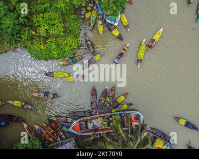 Barishal, Bangladesh. 16th Settembre 2022. Tra alcune delle cose più affascinanti nella regione meridionale del Bangladesh è il bellissimo mercato galleggiante di Guava di Swarupkathi di Pirojpur nella divisione di Barishal. La guava era un successo culinario con la località e la sua fama si diffuse gradualmente in tutto il paese. Oggi la guava è coltivata in cinque unioni di Swarupkathi su 640 ettari di terreno. Per più di 100 anni, gli agricoltori locali hanno vissuto gli alti e bassi della vita insieme al riflusso e il flusso del fiume. Molti agricoltori e grossisti si riuniscono qui ogni giorno. Foto Stock