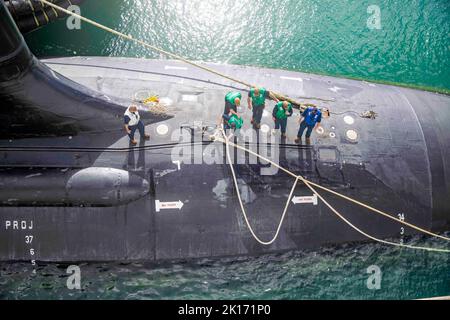 PORTO DI APRA, Guam. 25th ago, 2022. Il sottomarino ad attacco rapido della classe Seawolf USS Seawolf (SSN 21) naviga verso Apra Harbor, base navale Guam, agosto 25. Seawolf è un sottomarino nucleare ad attacco rapido ed è la nave guida della sua classe. Credit: US Navy/ZUMA Press Wire Service/ZUMAPRESS.com/Alamy Live News Foto Stock