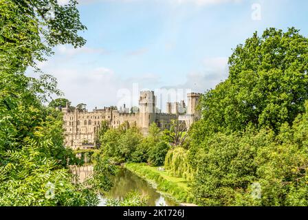 Warwick Castle sul fiume Avon a Warwick, Warwickshire, Inghilterra Foto Stock