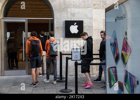 Berlino, Germania. 16th Set, 2022. All'Apple Store di Berlino, al Kurfuerstendamm 26, si formarono lunghe file di persone la mattina presto il 16 settembre 2022. Le persone vogliono ritirare i loro nuovi prodotti Apple. L'Apple Store aveva già aperto le sue porte alle 8:00 di mattina. Molti accettarono lunghi tempi di attesa. Erano ansiosi di vedere il loro nuovo iPhone 14, che oggi è stato venduto da Apple a Berlino. Credit: ZUMA Press, Inc./Alamy Live News Foto Stock