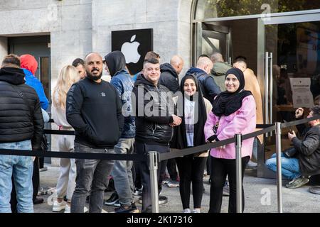 Berlino, Germania. 16th Set, 2022. All'Apple Store di Berlino, al Kurfuerstendamm 26, si formarono lunghe file di persone la mattina presto il 16 settembre 2022. Le persone vogliono ritirare i loro nuovi prodotti Apple. L'Apple Store aveva già aperto le sue porte alle 8:00 di mattina. Molti accettarono lunghi tempi di attesa. Erano ansiosi di vedere il loro nuovo iPhone 14, che oggi è stato venduto da Apple a Berlino. Credit: ZUMA Press, Inc./Alamy Live News Foto Stock