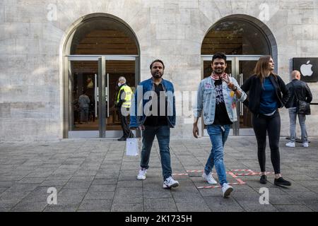 Berlino, Germania. 16th Set, 2022. All'Apple Store di Berlino, al Kurfuerstendamm 26, si formarono lunghe file di persone la mattina presto il 16 settembre 2022. Le persone vogliono ritirare i loro nuovi prodotti Apple. L'Apple Store aveva già aperto le sue porte alle 8:00 di mattina. Molti accettarono lunghi tempi di attesa. Erano ansiosi di vedere il loro nuovo iPhone 14, che oggi è stato venduto da Apple a Berlino. Credit: ZUMA Press, Inc./Alamy Live News Foto Stock