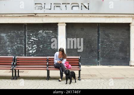 Vuoto chiuso Burtons negozio nel centro della città King Street South Shields Foto Stock