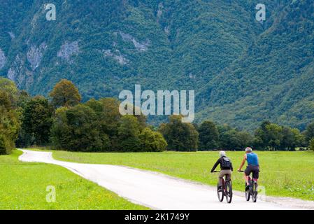 Coppia matura in bicicletta in montagna Foto Stock