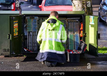 Buxton, BT OpenReach Engineer che lavora in una scatola telefonica Foto Stock