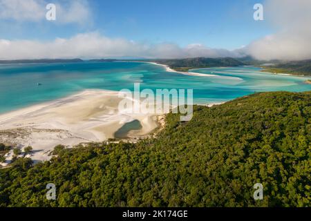 Splendida vista sulle isole Whitsundays e sulla spiaggia di Whitehaven. Spiagge stupende, paesaggi verdi lussureggianti e la grande barriera corallina. Foto Stock