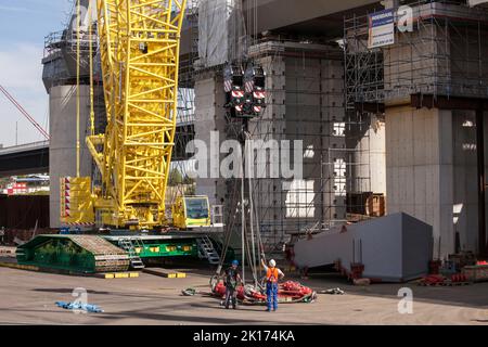 Montaggio di una traversa per carichi pesanti su un gancio per gru sul cantiere del nuovo ponte sul fiume Reno dell'Autobahn A1 tra Colonia e la leva Foto Stock