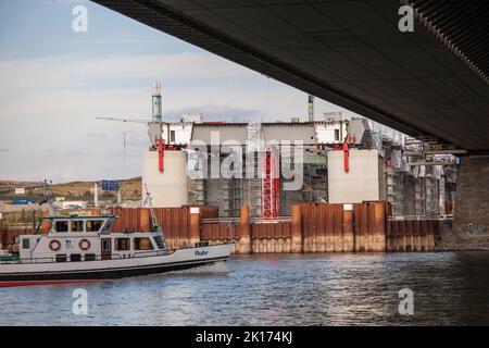 Costruzione del nuovo ponte sul fiume Reno dell'autostrada A1 tra Colonia e Leverkusen, Colonia, Germania. 13.09.2022 Baustelle der neuen RH Foto Stock