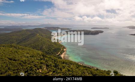 Foto del drone di Whitehaven Beach nella Grande barriera corallina nel Queensland, Australia. La foto mostra l'isola circondata da acque blu limpide. Foto Stock
