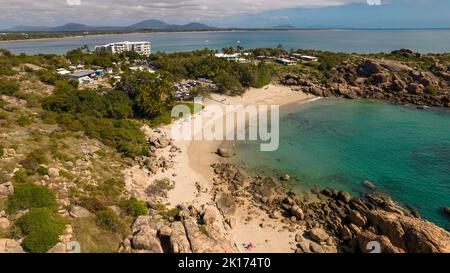 Foto del drone di Horsehoe Bay a Bowen, Queensland, Australia. La bellissima spiaggia a ferro di cavallo si trova sulla costa orientale ed è un meraviglioso ambiente naturale. Foto Stock