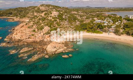 Foto del drone di Horsehoe Bay a Bowen, Queensland, Australia. La bellissima spiaggia a ferro di cavallo si trova sulla costa orientale ed è un meraviglioso ambiente naturale. Foto Stock