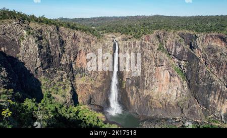 Vista mozzafiato delle cascate Wallaman nel Queensland settentrionale tropicale, Australia, la cascata verticale più alta dell'Australia. Foto Stock