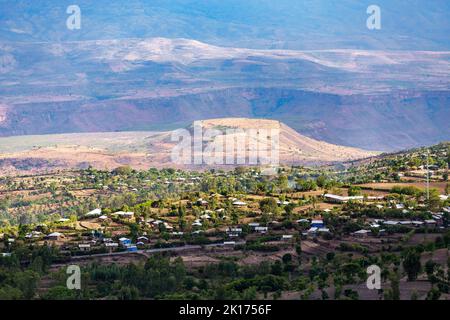 Bellissimo paesaggio altopiano con case etiopi tradizionali in valle. Etiopia, Africa. Foto Stock