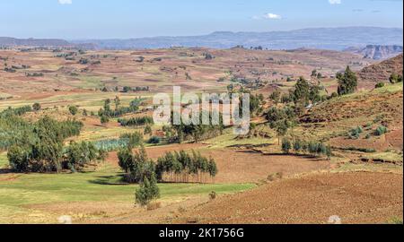 Bellissimo paesaggio altopiano con case etiopi tradizionali in valle. Etiopia, Africa. Foto Stock