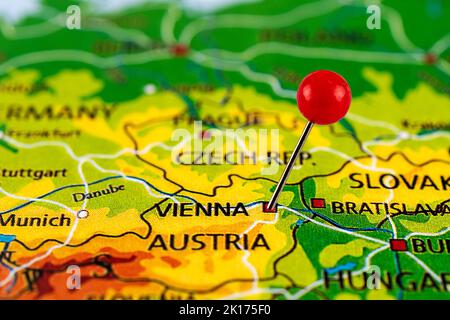 Mappa di Vienna. Primo piano della mappa di Vienna con la puntina rossa. Mappa con punto rosso di Vienna in Austria. Foto Stock