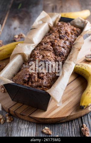 Pane di frutta con banane e noci Foto Stock