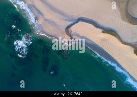 Veduta aerea del piccolo estuario del fiume nel nord del Portogallo Foto Stock