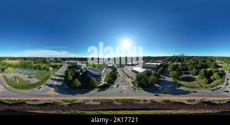 Un tiro aereo a 360 gradi di strade e traffico a Winston-Salem NC in una giornata estiva Foto Stock