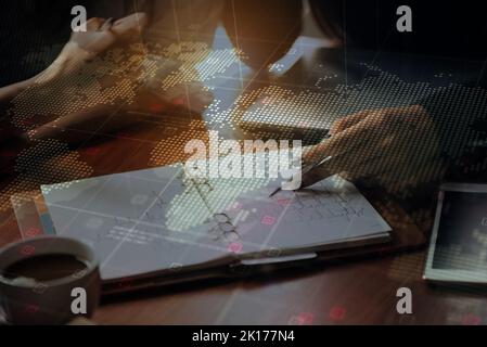 Processo di lavoro di squadra. giovani dirigenti aziendali che lavorano con un nuovo progetto di startup. Foto Stock