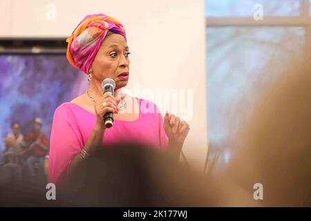 15 settembre 2022, Wilmington, DE, Stati Uniti d'America: L'attrice americana JENIFER LEWIS dà le sue osservazioni durante la serie IT Up di Choppin Giovedi, 15 settembre 2022, alla biblioteca pubblica di Wilmington a Wilmington, DE. (Credit Image: © Saquan Stimpson/ZUMA Press Wire) Foto Stock