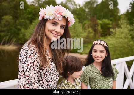 Madre con figli in piedi insieme Foto Stock