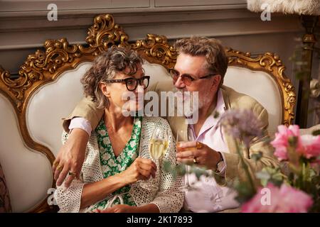 Coppia che beve insieme Foto Stock