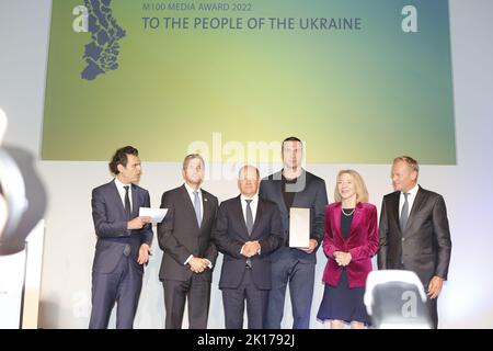 15/09/2022, Potsdam, Germania. Ali Aslann Mike Schubert, OLAF Scholz, Wladimir Klitschko, Ambasciatore degli Stati Uniti Amy Gutmann, Donald Tusk alla cerimonia di premiazione presso l'Orangerie Sanssouci nel Parco Sanssouci il 15 settembre 2022 a Potsdam, Germania. Con il Media Award M100, che si considera il "Premio della Stampa europea", l'anno ha conferito al popolo ucraino. Wladimir Klitschko prende il premio al suo posto. Foto Stock