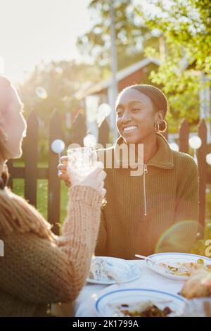 Amici femmine che mangiano in giardino Foto Stock
