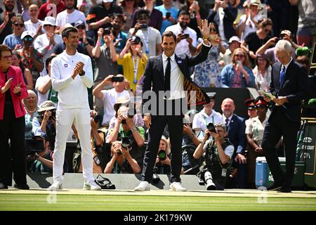 Foto del file - Novak Djokovic (SRB) e Roger Federer (sui) durante la cerimonia del centenario tenutasi a Center Court a Wimbledon per celebrare i 100 anni di campo con i campioni formisti che hanno vinto almeno una volta i Campionati Wimbledon all'AELTC di Londra, Regno Unito, il 3 luglio 2022. Federer ha annunciato che si ritirerà dall'ATP Tour e dai Grand Slams in seguito alla Laver Cup la prossima settimana a Londra. Gli ultimi anni della carriera di Federer sono stati colpiti da una serie di lesioni, in quanto ha subito due interventi chirurgici al ginocchio nel 2020 e un altro dopo essere stato sconfitto da Hubert Hurkacz nel 2021 Wimbledon q Foto Stock