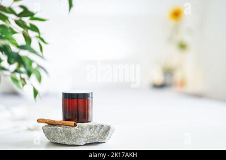 Set di olio e bastone di legno sulla roccia per il massaggio Foto Stock