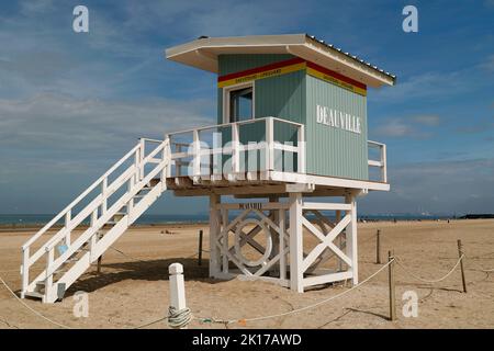 Deauville, Frankreich, 03.09.2022, Das Holzhaus der Rettungsschwimmer am Strand von Deauville in der Normandie Foto: Norbert Schmidt, Düsseldorf Foto Stock