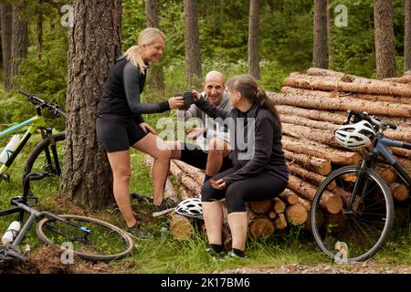 Ciclisti bere tè nella foresta Foto Stock