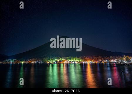 Una vista panoramica del Monte Nantai e degli edifici costieri con luci illuminate a Nikko, Giappone Foto Stock