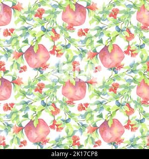 Melograni succosi sui rami con foglie verdi e fiori rossi. Motivo senza cuciture in acquerello su sfondo scuro. Per tessuti, carte, copertine. Foto Stock