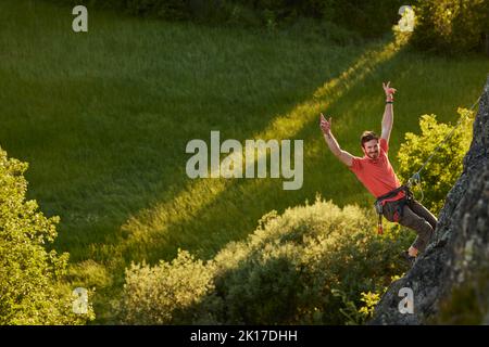 Elevato angolo di visione dell'uomo palestra di roccia Foto Stock