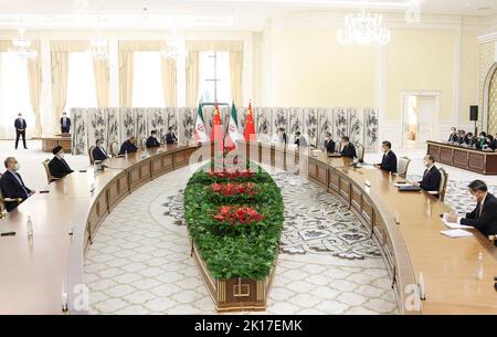 Samarcanda, Uzbekistan. 16th Set, 2022. Il presidente cinese Xi Jinping incontra il presidente iraniano Ebrahim Raisi nel complesso Forumlar Majmuasi di Samarcanda, Uzbekistan, 16 settembre 2022. Credit: Ding Haitao/Xinhua/Alamy Live News Foto Stock